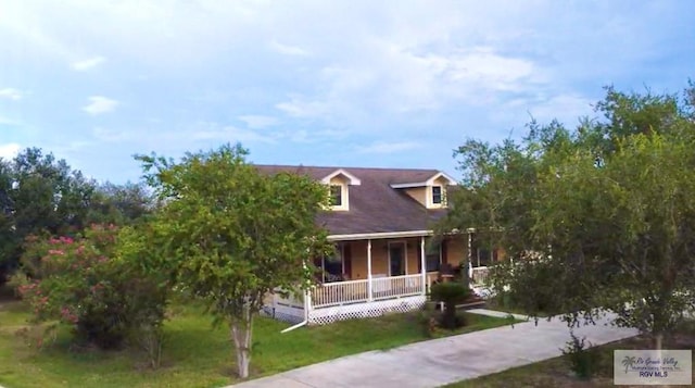 view of front of house featuring a porch and a front lawn