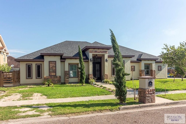 view of front of property featuring a front yard