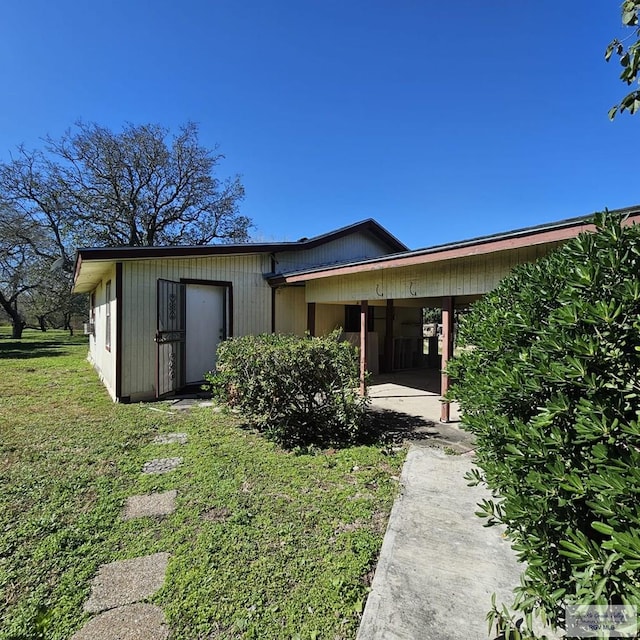 view of front facade with a front lawn