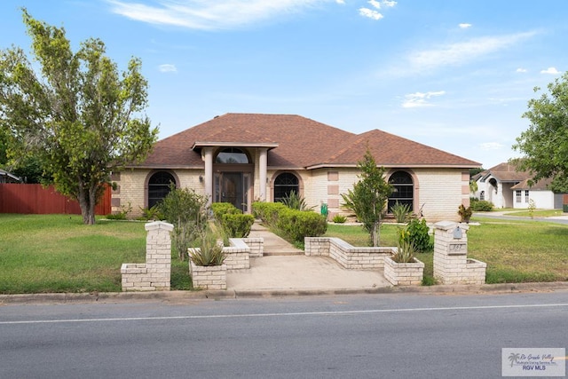 view of front of home featuring a front lawn