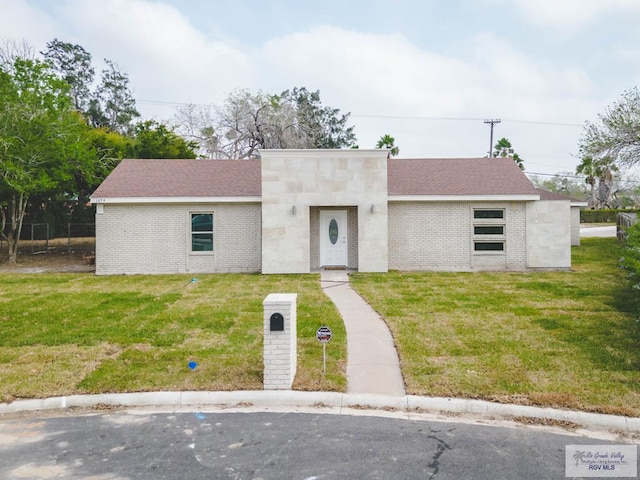 view of front of property with a front yard