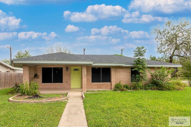 ranch-style house featuring a front yard