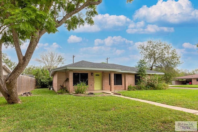 ranch-style house featuring a front yard