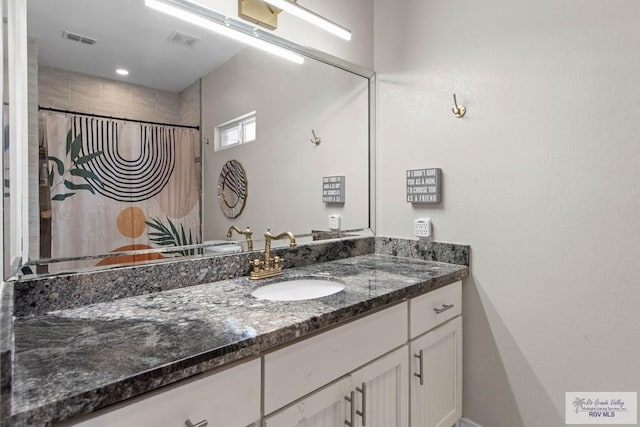 full bath featuring visible vents, a shower with curtain, and vanity