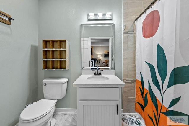 bathroom featuring baseboards, a shower with curtain, vanity, and toilet