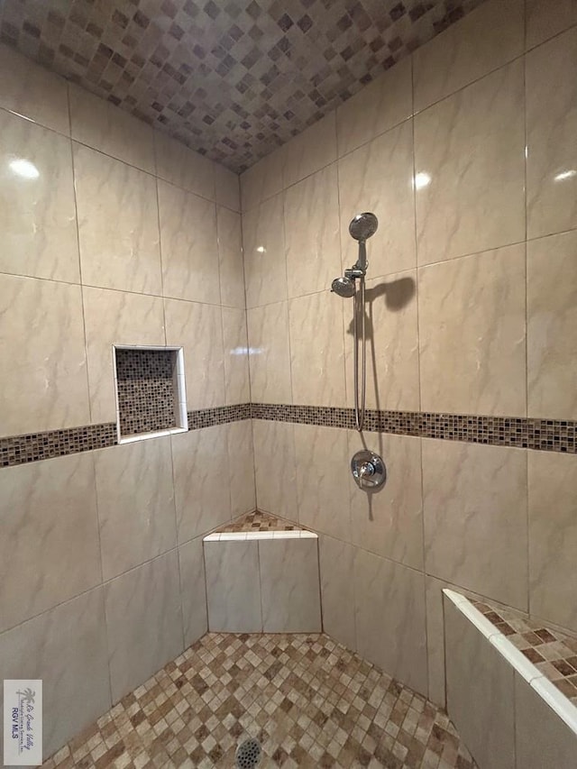 bathroom featuring a tile shower