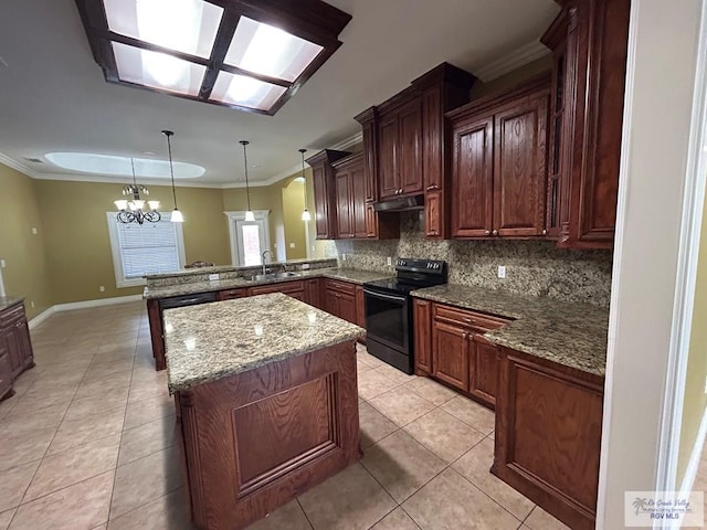 kitchen featuring decorative light fixtures, sink, decorative backsplash, kitchen peninsula, and black / electric stove