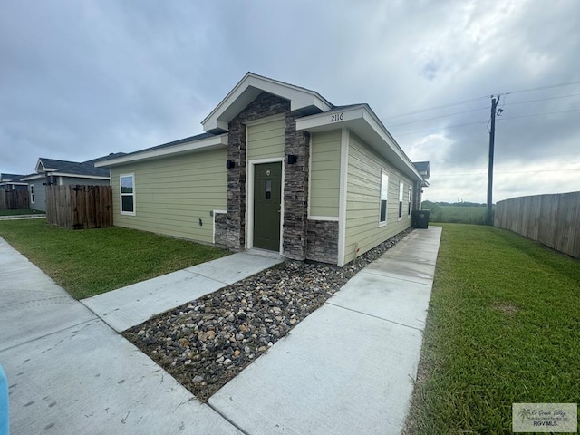 view of front of house featuring a front yard