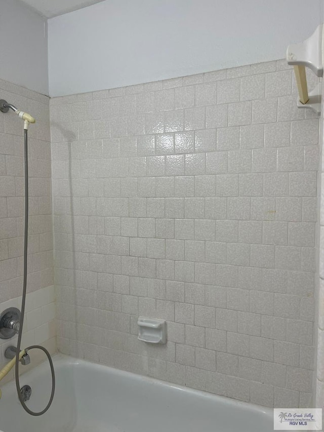 bathroom featuring tiled shower / bath combo