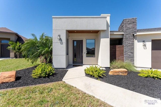 view of exterior entry featuring stucco siding