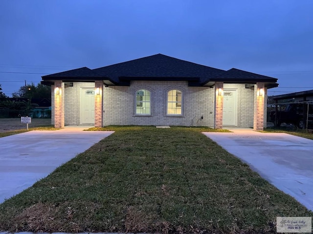 view of front of house featuring a front yard