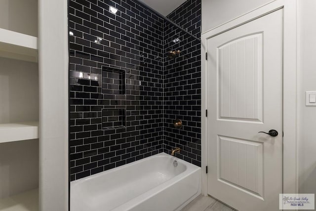 bathroom with tiled shower / bath combo