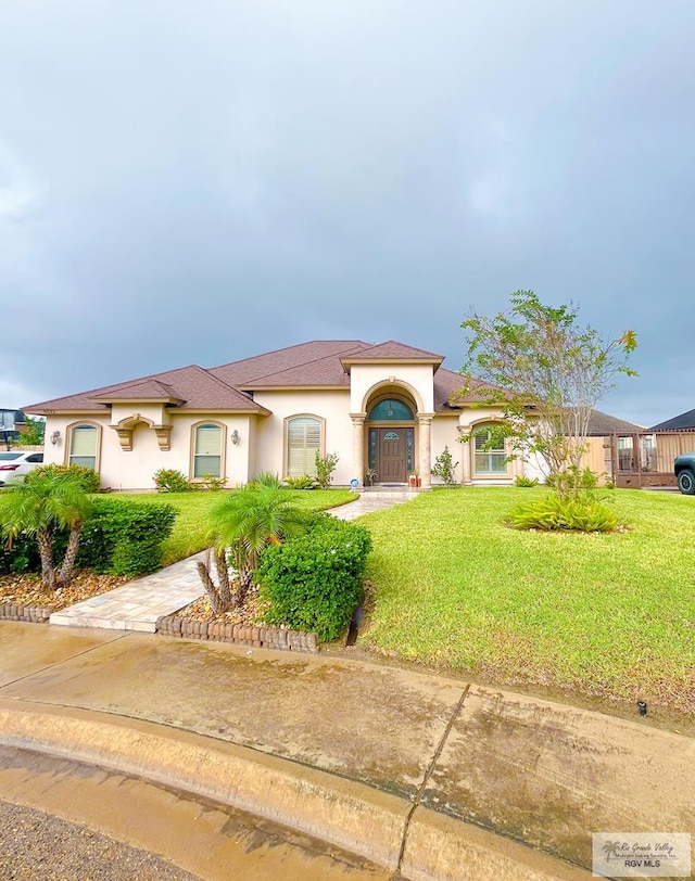 view of front of property featuring a front yard