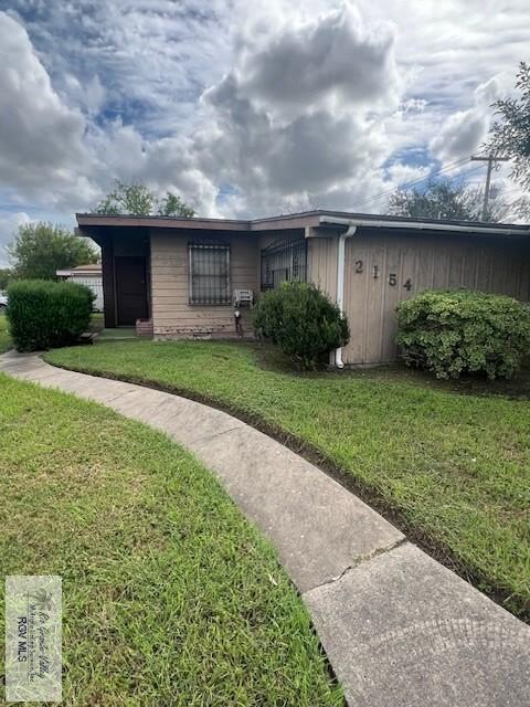 single story home with a front yard