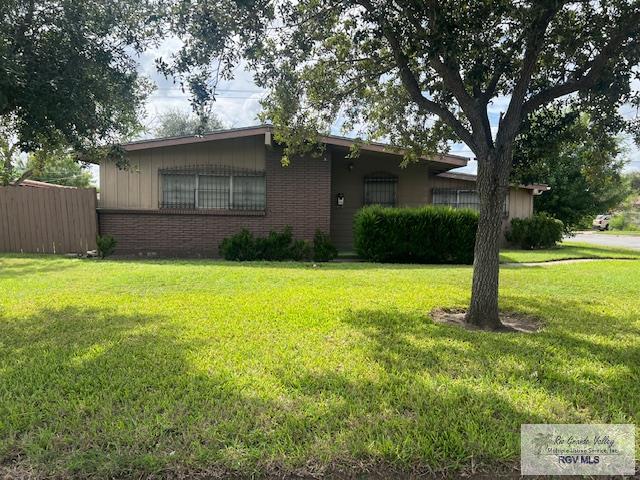 ranch-style house with a front lawn