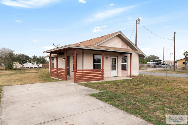 bungalow featuring covered porch and a front lawn