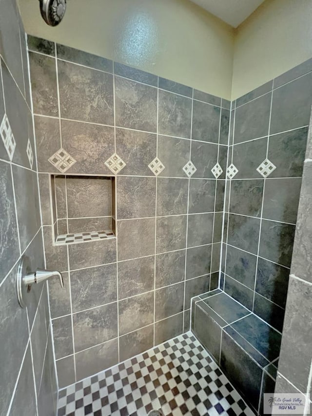 27281 Palm Blvd, Harlingen, TX 78552 - full bathroom featuring a tile shower