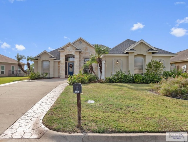 view of front facade featuring a front lawn