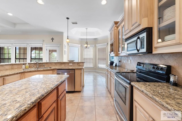 kitchen featuring sink, decorative light fixtures, tasteful backsplash, a notable chandelier, and stainless steel appliances