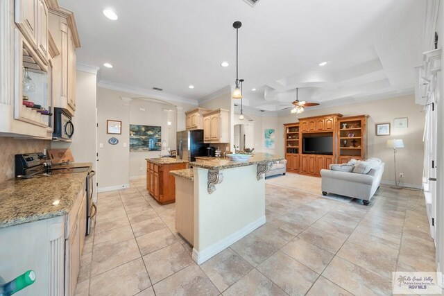 kitchen with a breakfast bar, hanging light fixtures, ceiling fan, tasteful backsplash, and stainless steel appliances