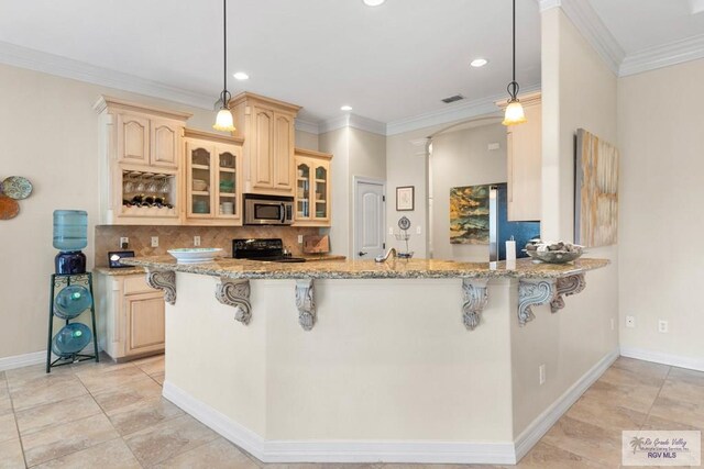 kitchen with kitchen peninsula, decorative backsplash, black range, and decorative light fixtures