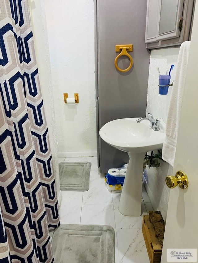 bathroom featuring a shower with shower curtain