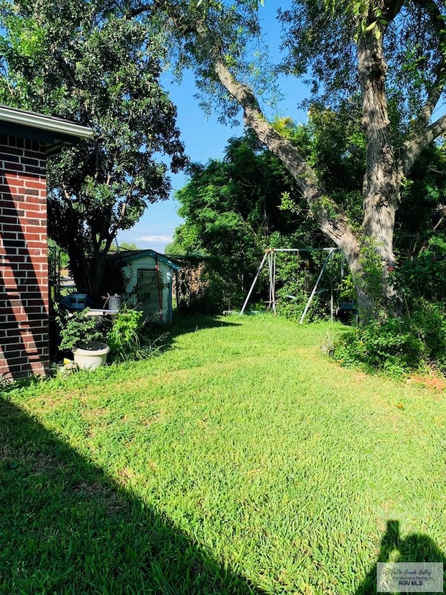 view of yard with a storage shed