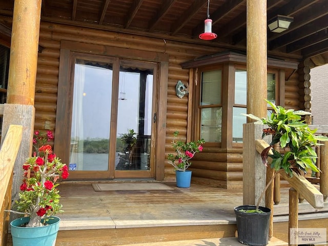 doorway to property with covered porch