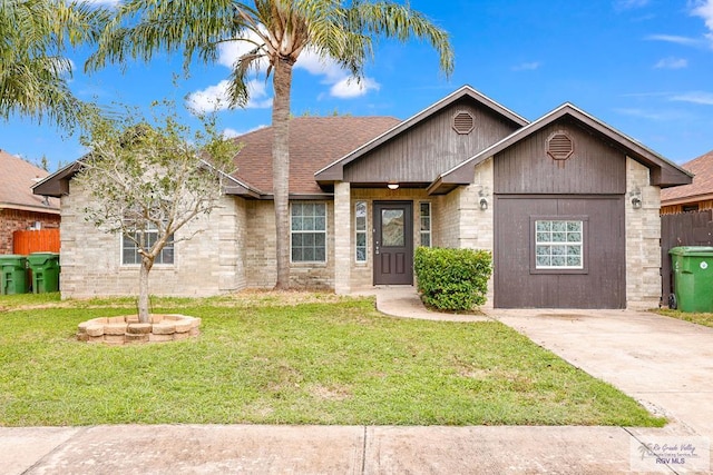 view of front of property featuring a front lawn