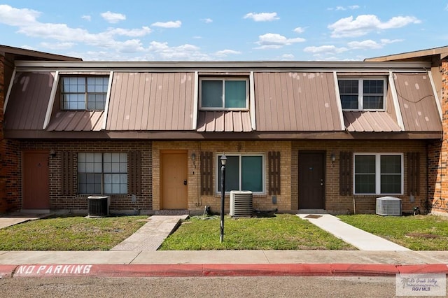 multi unit property featuring central air condition unit and a front lawn