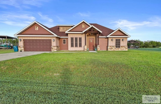 craftsman inspired home featuring a garage and a front yard