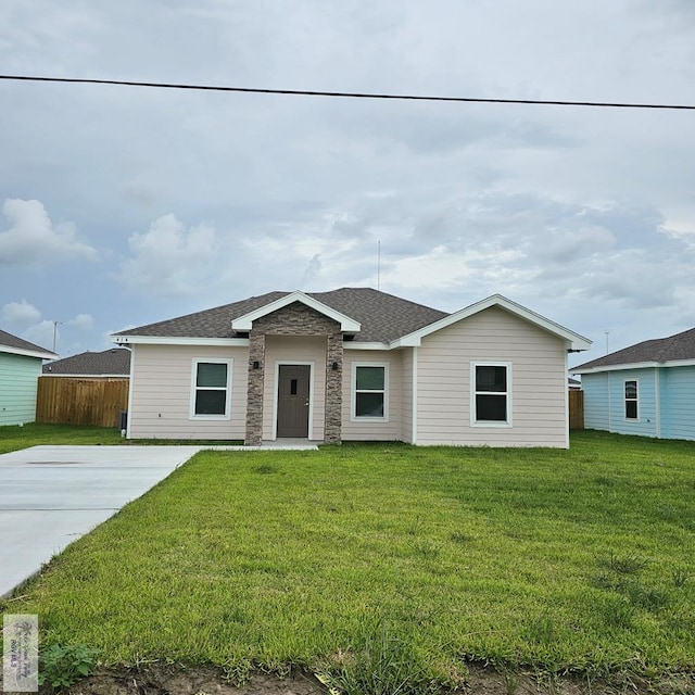 single story home featuring a front lawn