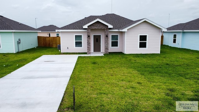 single story home featuring a front lawn