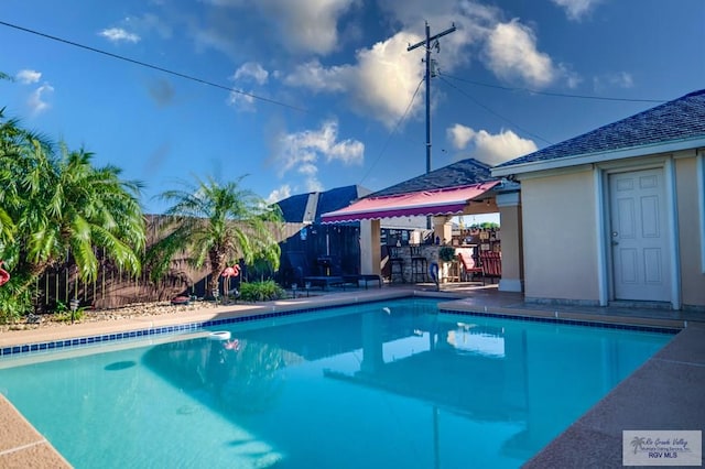 view of pool featuring an outdoor bar