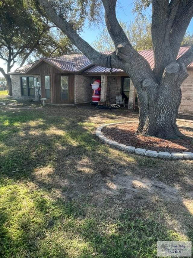 view of front of home featuring a front lawn