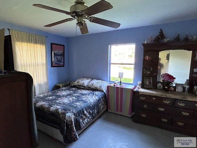 bedroom with ceiling fan