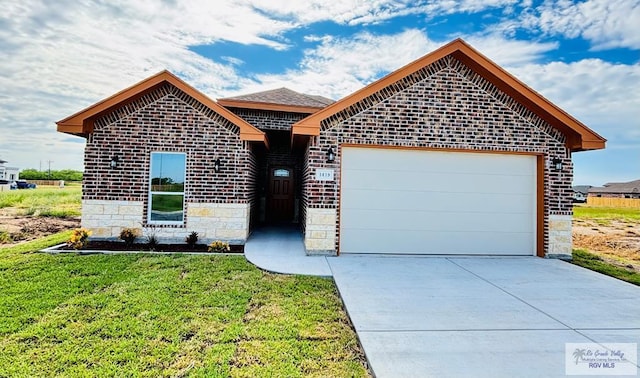 view of front facade featuring a garage and a front lawn