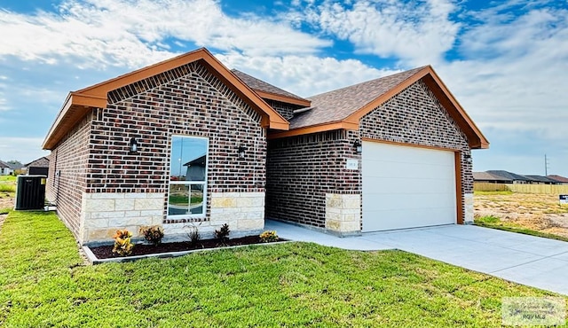 view of front of property with a front lawn