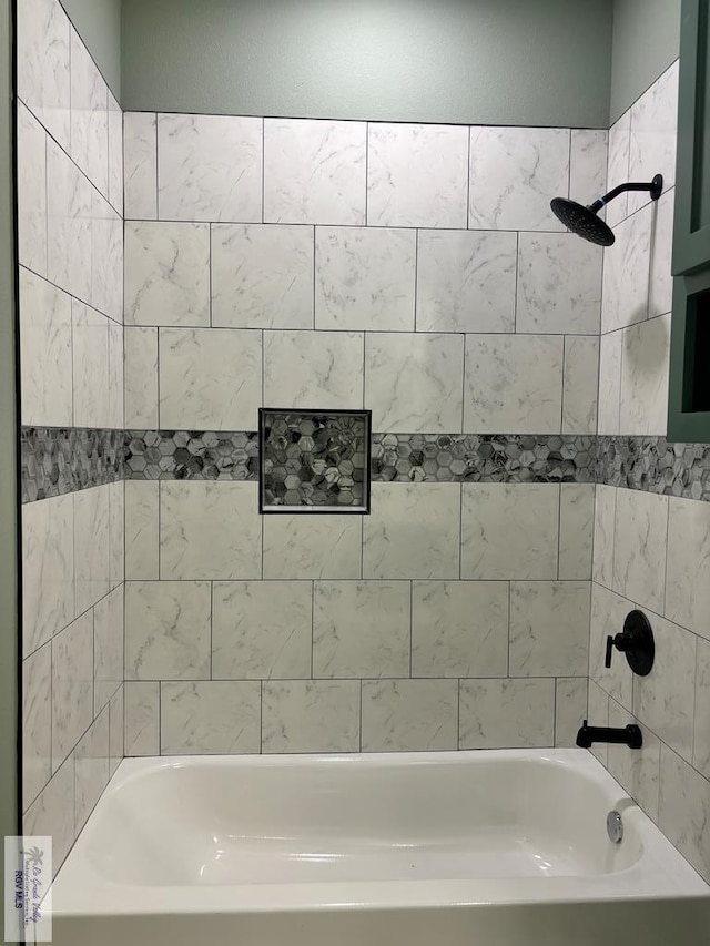 bathroom featuring tiled shower / bath