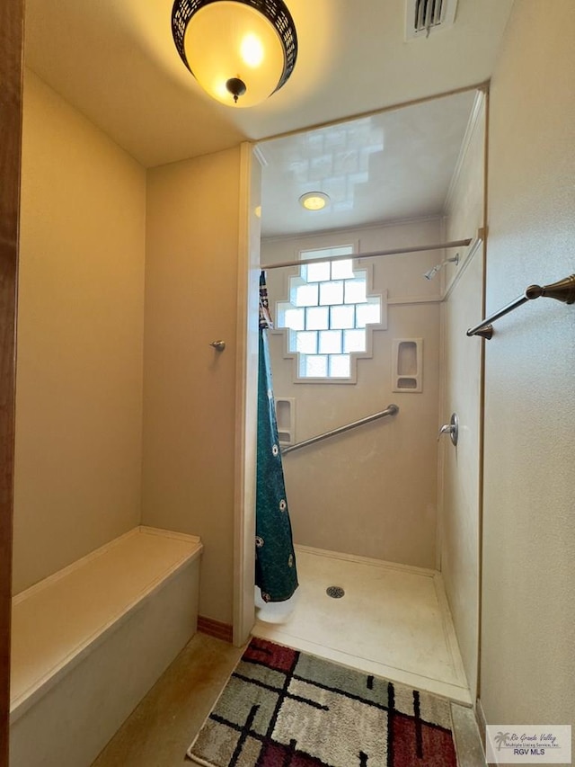bathroom featuring a shower with shower curtain