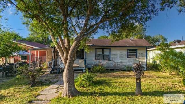 view of front of property featuring a front lawn