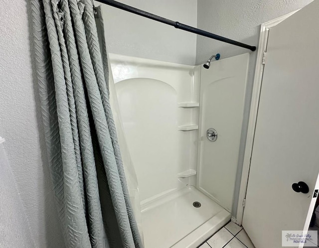 full bath with tile patterned flooring and a shower with curtain
