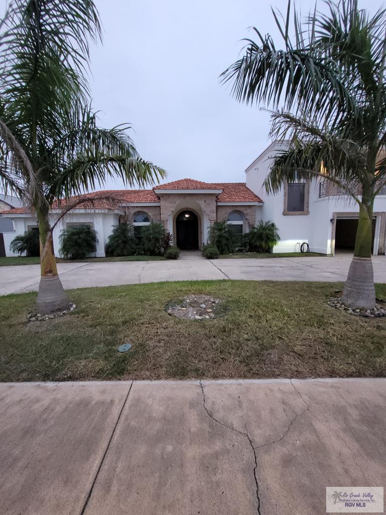 view of front of house featuring a front lawn and a garage