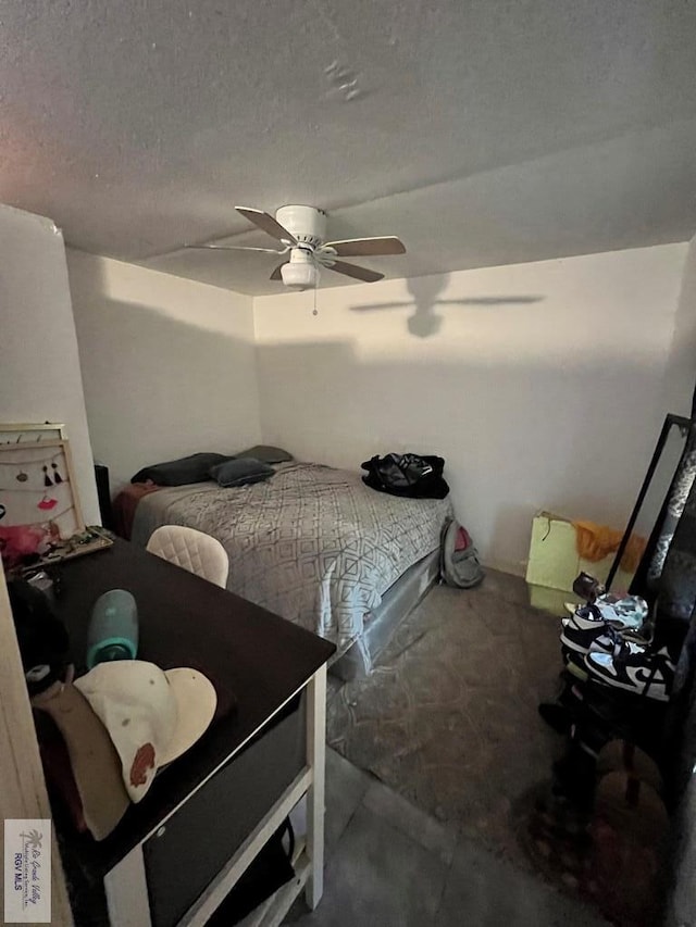 bedroom featuring ceiling fan and a textured ceiling