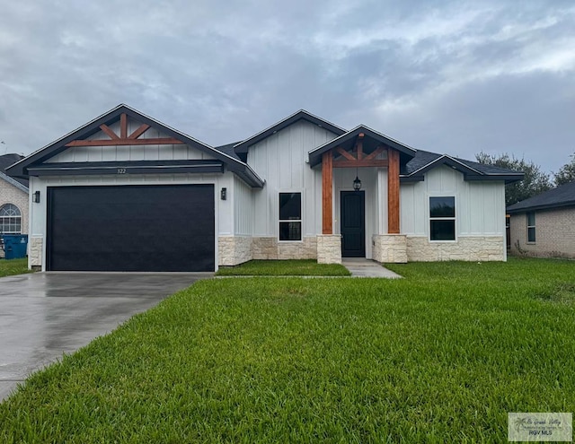 view of front of property featuring a garage and a front yard