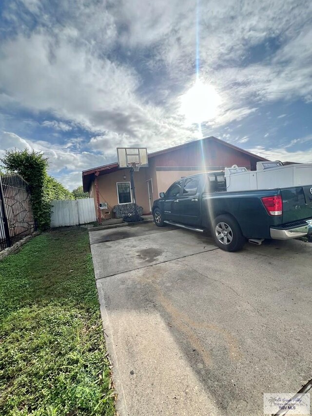 view of front of house featuring a front yard