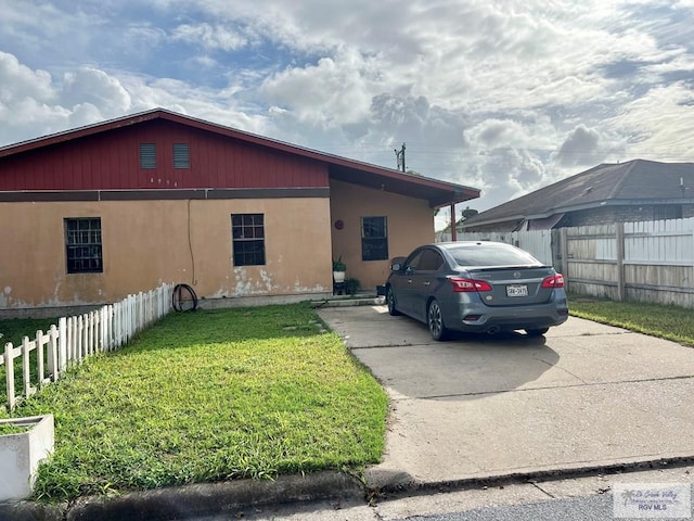 view of front of property with a front lawn