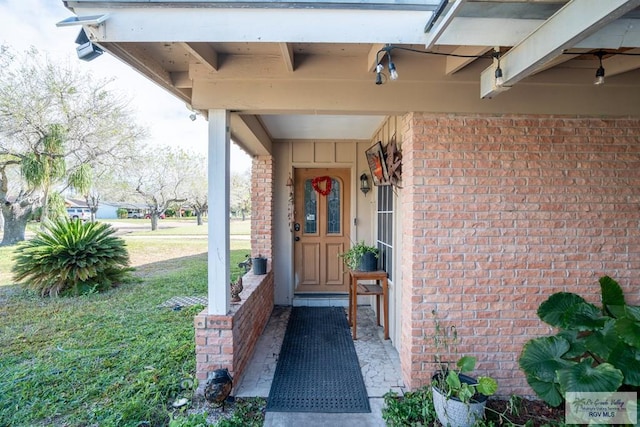 property entrance featuring a lawn