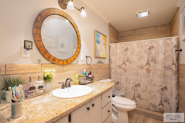 bathroom with vanity, toilet, curtained shower, and backsplash