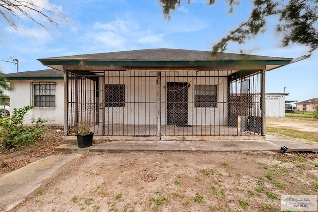 view of front of property featuring an outdoor structure